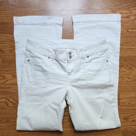 Maurices Jeans Womens Size 9/10 Reg White Flare Mid Rise Embroidered - Picture 1 of 11